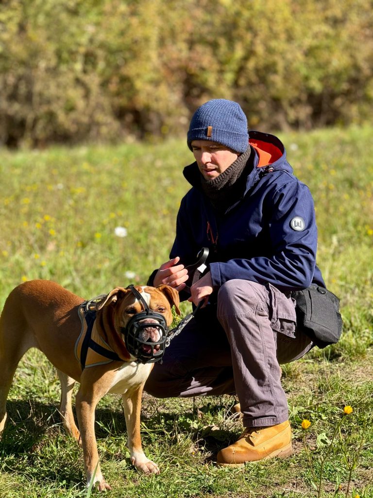 éducateur canin, comportementaliste. Mon objectif est simple : vous aider à comprendre votre chien et à construire une relation basée sur la confiance, le respect et le plaisir partagé.
Trois piliers indispensables à l’épanouissement de tout binôme humain–chien.